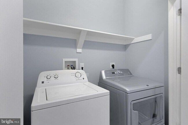 Building Photo - 9850 Solar Course