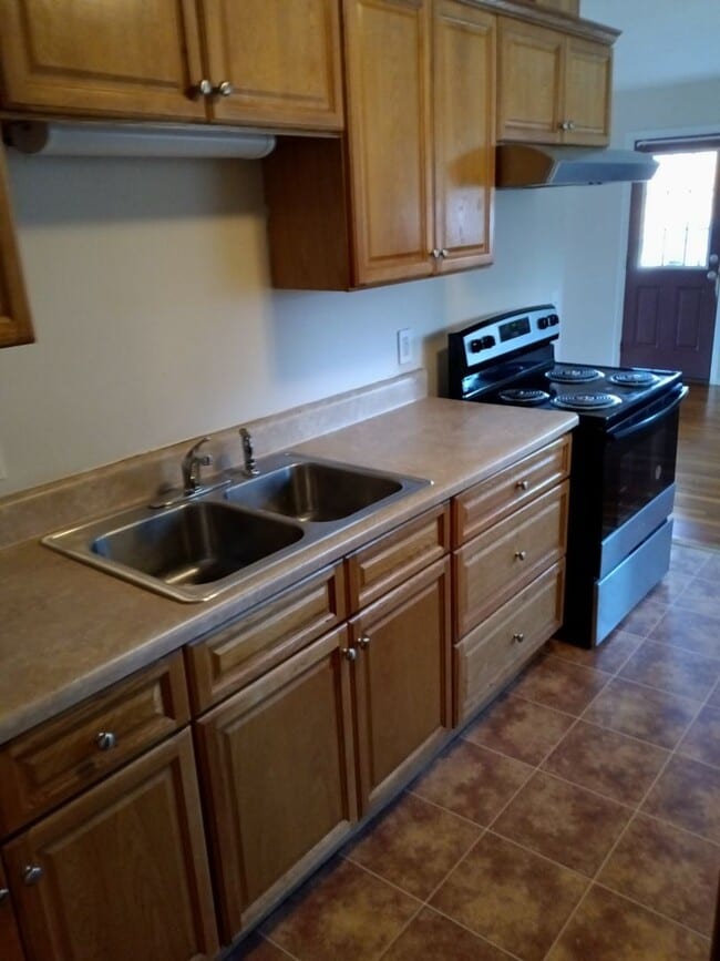 Building Photo - 3 Bedroom / 1 Bath Brick Ranch Home  Johnson City, TN