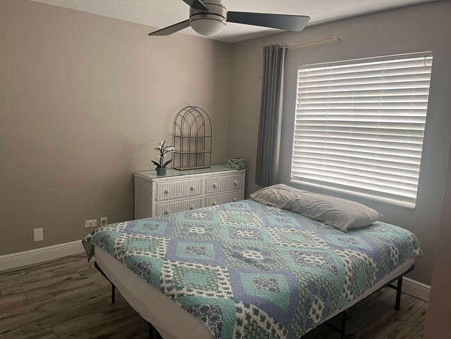 Building Photo - 1035 Lake Shore Dr