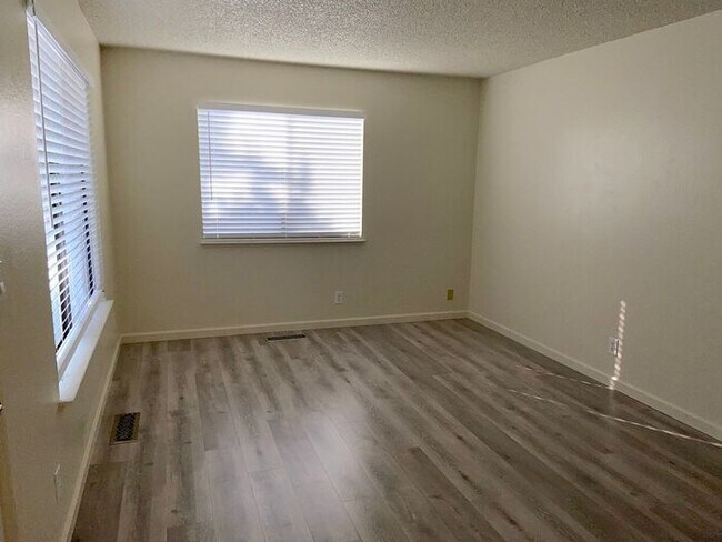 Building Photo - Reno Duplex - 1 Pet Friendly, Garage, Dishwasher, Washer/Dryer Hookups, Central A/C