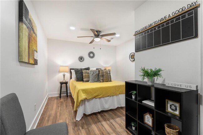 Building Photo - 2802 Palm Dr