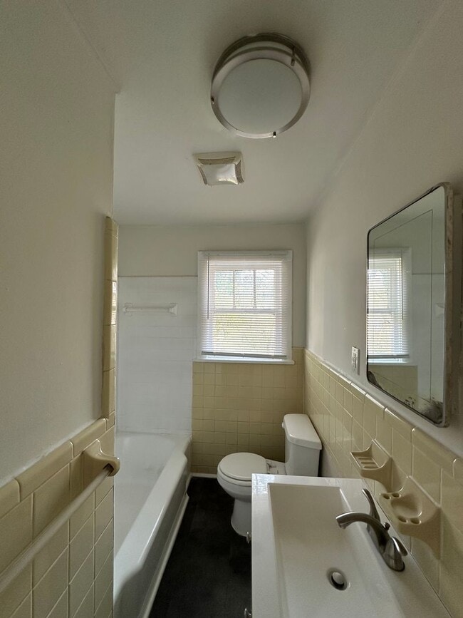 Building Photo - In town - 3 Bedroom, 1 bathroom house move-in ready