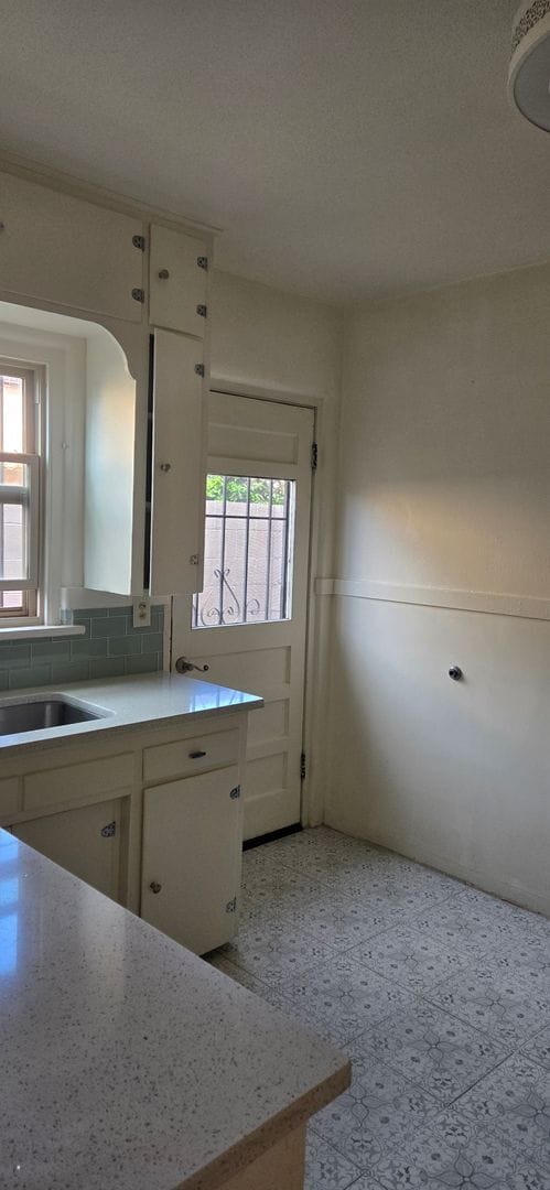 Building Photo - Downtown 2 bedroom apartment in triplex