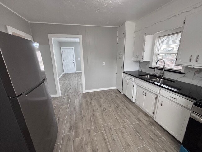 Building Photo - Remodeled 2 bedroom, 1 bathroom house with fenced yard and garage