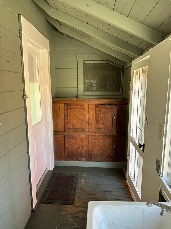 Building Photo - 909-902 Stillman Ave