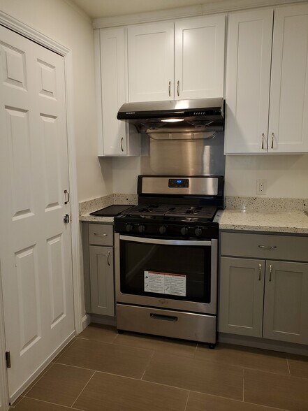 Kitchen stove - 254 Abbot Ave