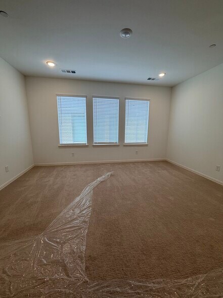 family room 2 - 4729 Spinner St