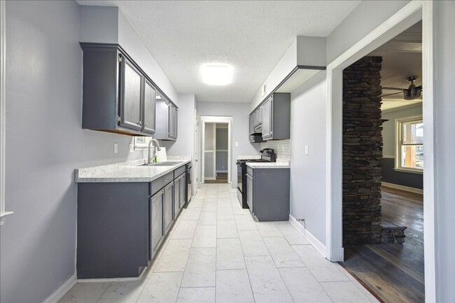 Building Photo - 3BED/2BATH REMODELED