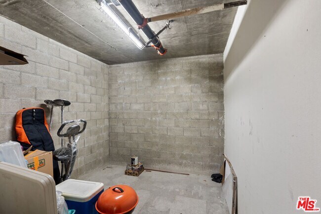 Building Photo - 1401 S St Andrews Pl