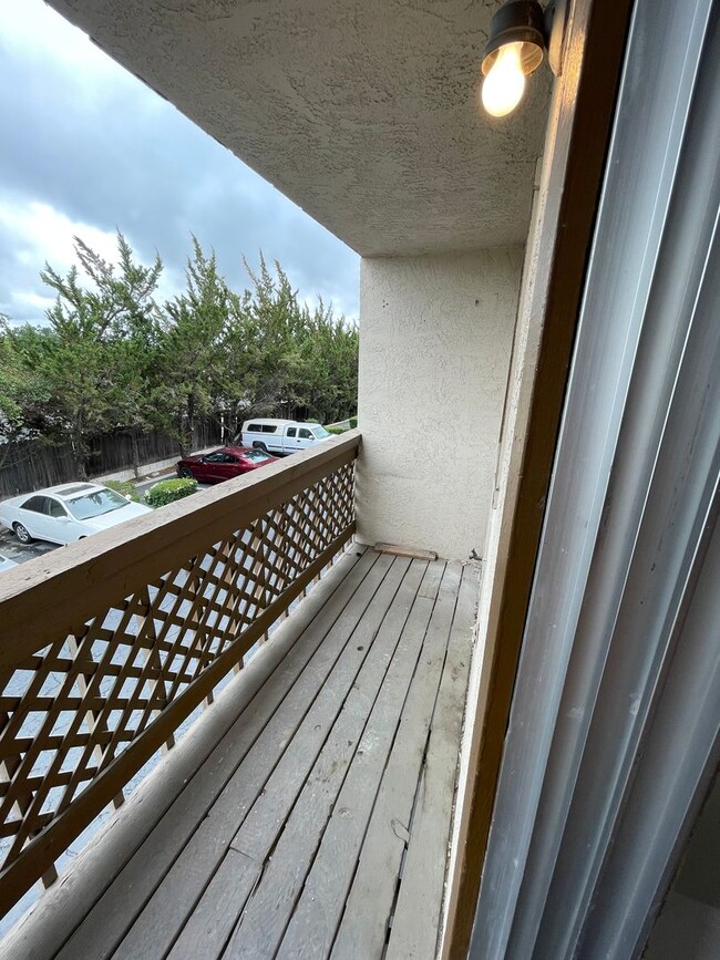 Building Photo - Charming Townhouse (2 Bed / 1.5 Bath)