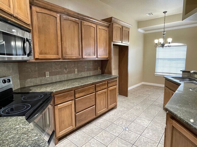 Building Photo - Beautiful 4 bed 2 bath home with a spacious up to date kitchen!