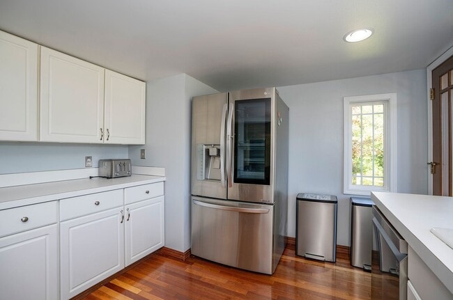 Building Photo - SHORT TERM LEASES! 1-6 months - 3-Bedroom ...