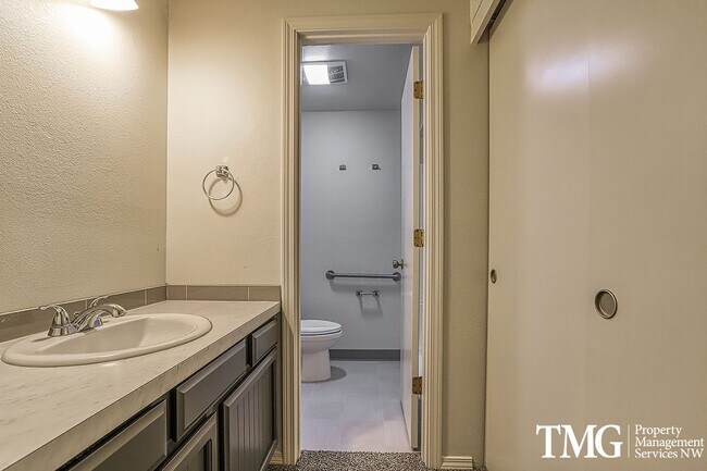 Building Photo - Fully Renovated 3 Bed 2 Bath Home in Mount...
