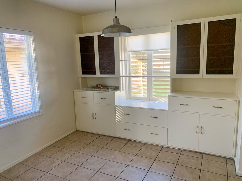 Building Photo - 832 S Maple Ave