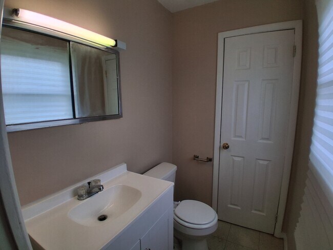 Building Photo - 908 Knollcrest Dr