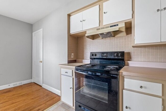 Building Photo - Adorable Duplex in the UNCG Area, Hardwood...