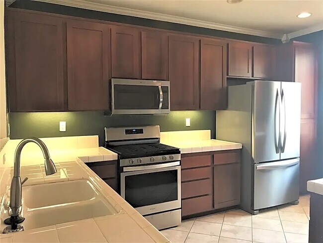 Building Photo - Charming 4 bedroom 4 bathroom in heart of East Lake!