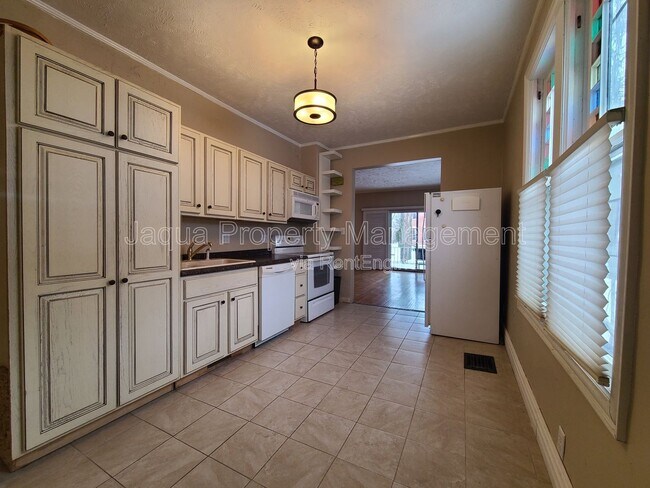 Building Photo - 621 State St