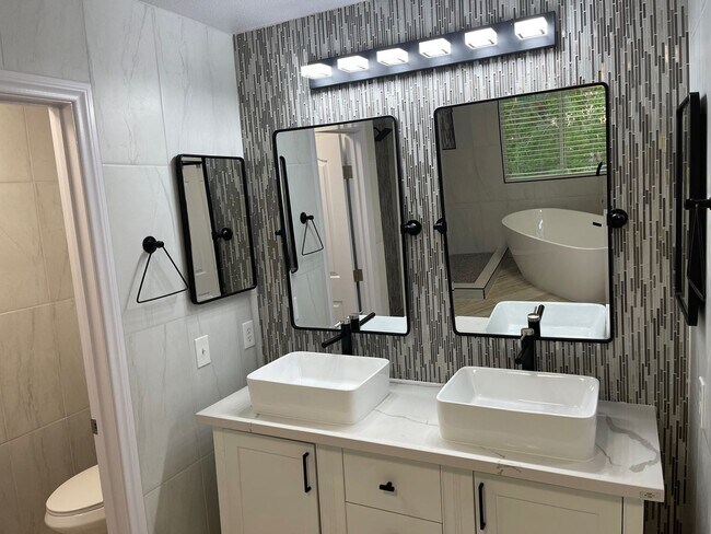 Building Photo - **GORGEOUSLY REMODELED & CLEAN!!  3BD-2 1/2BA HOME IN SILVERADO RANCH !!  *** ONLY $2,190 ***