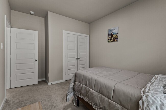 Building Photo - 706 Melody Hl Dr
