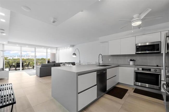 Building Photo - 5700 Collins Ave