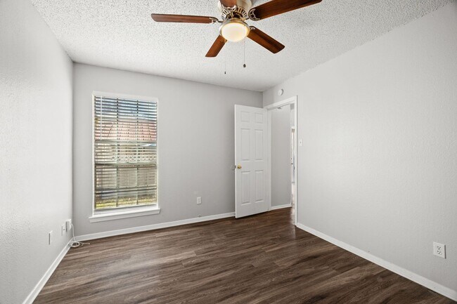 Building Photo - CV-AUS12130 Thompkins