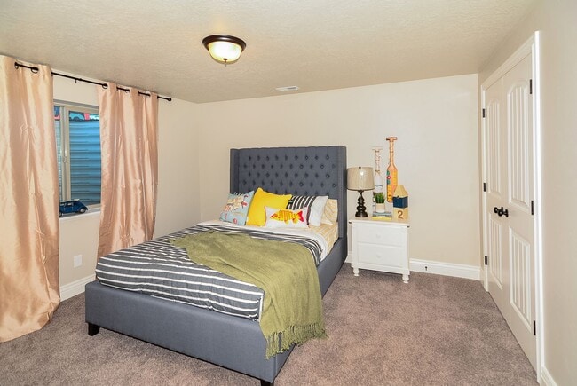 Building Photo - Luxury 5 Bedroom 3 Bath with Upscale Ameni...