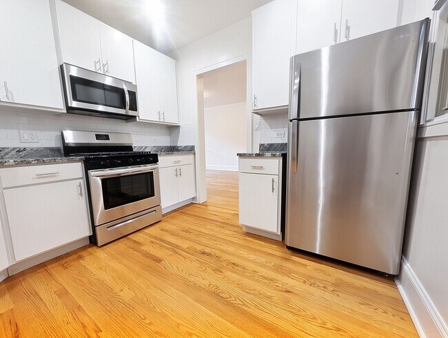 Building Photo - Bright and Sunny Updated 3-bed/1-bath near Loyola