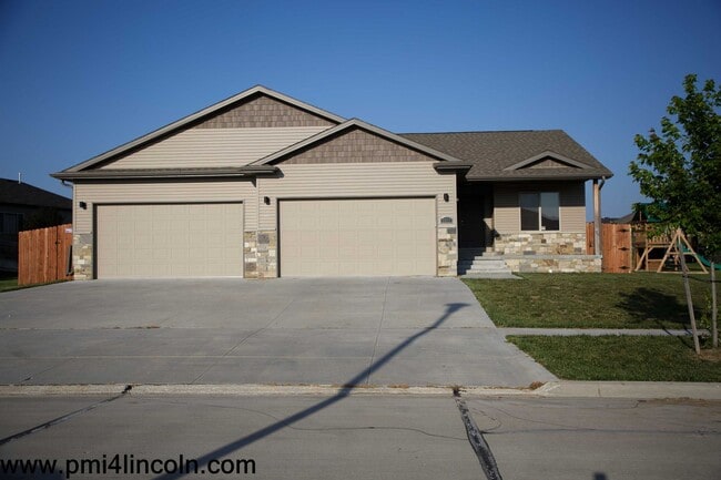 Primary Photo - 9800 S 72 St – 5 beds/3 baths/ 3-stall