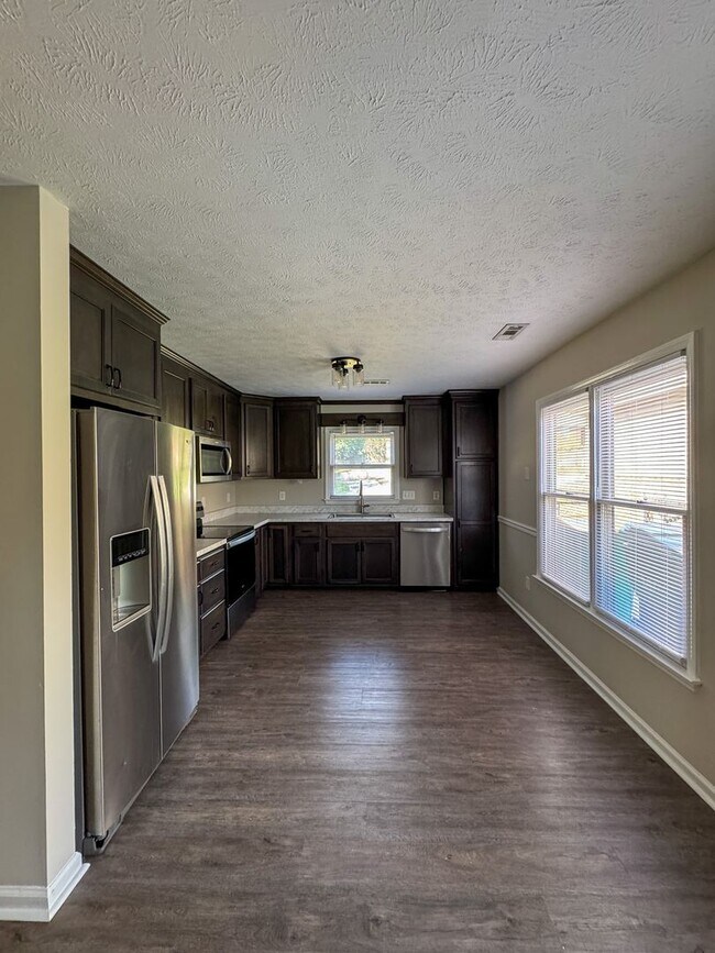 Building Photo - Charming 3 Bed 2 Bath Duplex in Gated Community