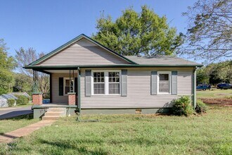 Building Photo - Charming Renovated Ranch Style Home With ...