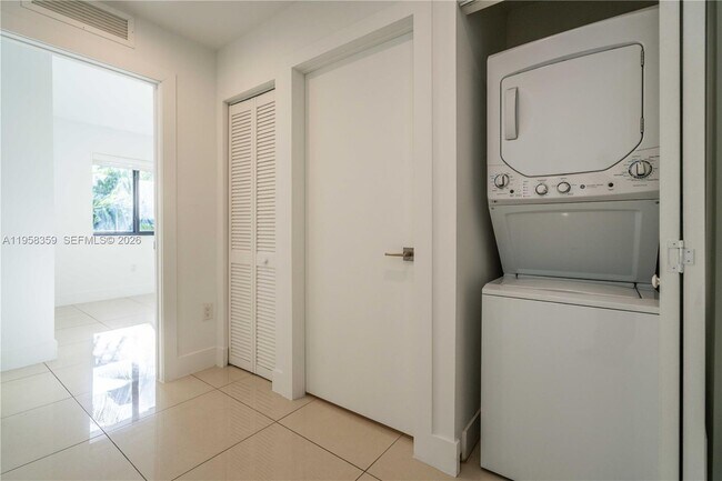 Building Photo - 1985 Bay Dr