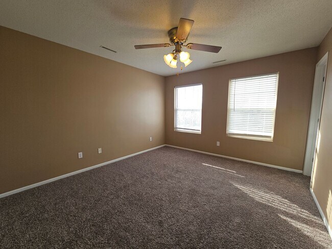 Building Photo - 3 bedroom 2.5 bath with an additional family room, Linn Mar School Area