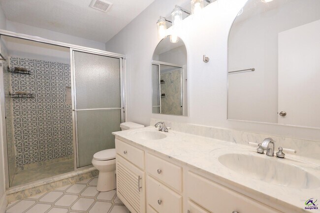 Building Photo - 205 Lake Placid Dr