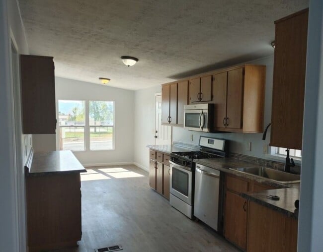 Building Photo - 5 Bedroom Home