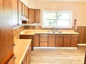 Building Photo - AVAILABLE ON MAY 1! COZY 1 BEDROOM, 2 BATH...