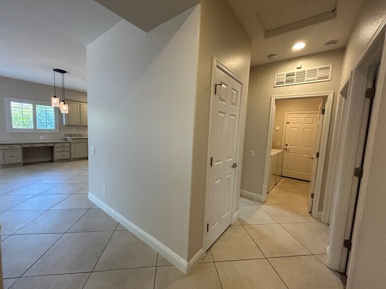 Building Photo - 5317 W Buckskin Trl