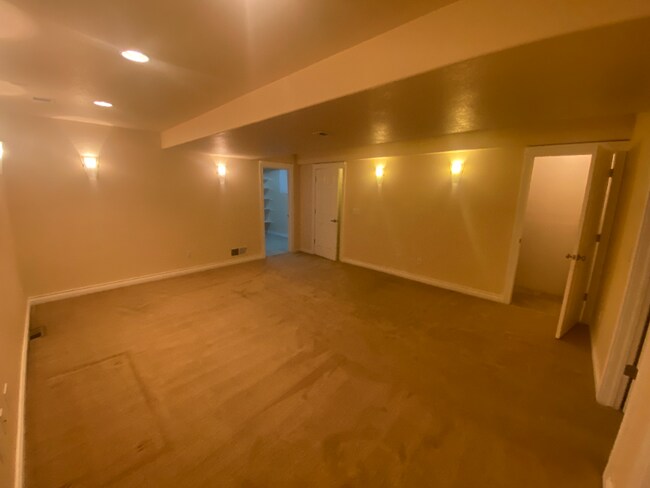 Building Photo - Available September! Beautiful and Spacious Home in Central Park!