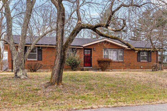 Building Photo - 3 Bedroom 1 1/2 Bath Home For Rent Near Madison Street!