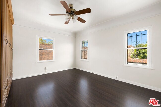 Building Photo - 120 S Poinsettia Pl