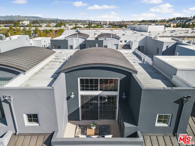 Building Photo - 5350 Playa Vista Dr