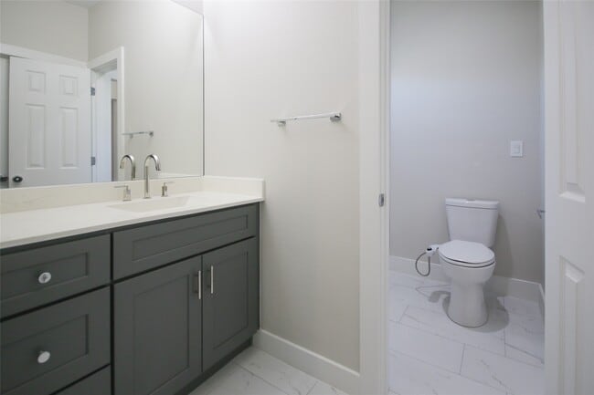 Building Photo - 5113 Hershe St
