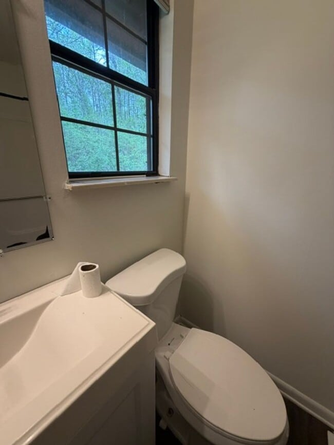 Building Photo - Lenoir City 37771 - 3 bedroom, 2 bath home - Contact Tara Hayes (865) 242-8010