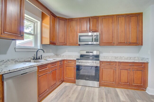 Building Photo - Completely Remodeled 3BR Home on Nearly an Acre with In-Ground Pool, Pool Service Included & Huge...