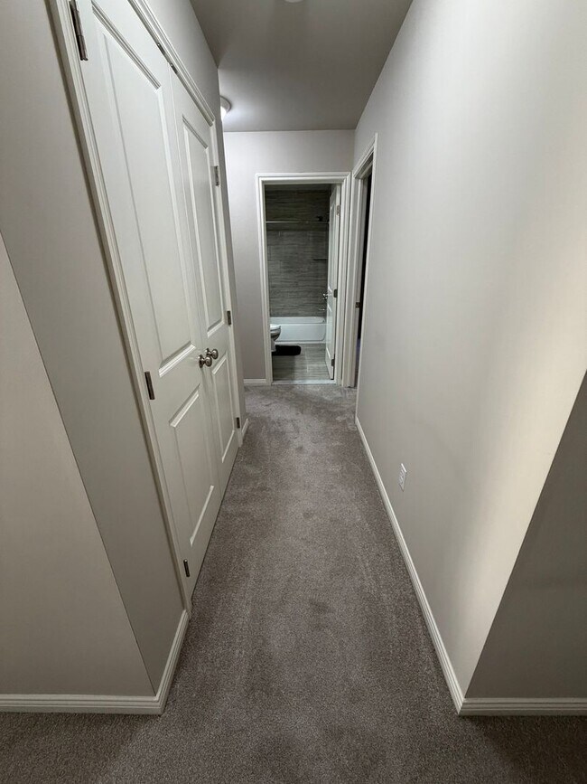 Building Photo - 13776 Grandeur Ave