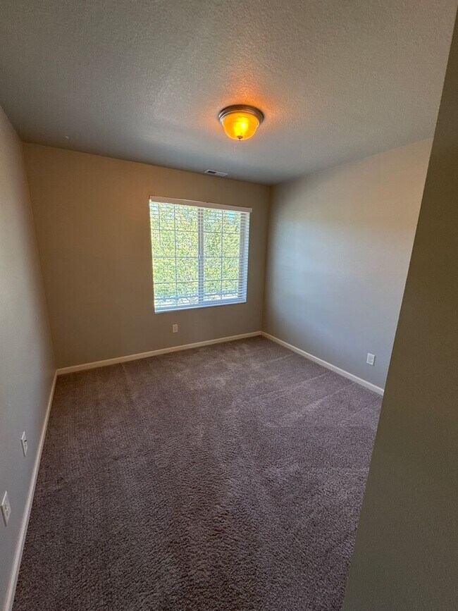 Building Photo - Beautiful 3 bedroom with bonus loft area i...