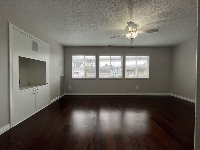 Building Photo - Grand 5 Bedroom Home Featuring 19ft Ceilings, Family Room & Main-Level Suite