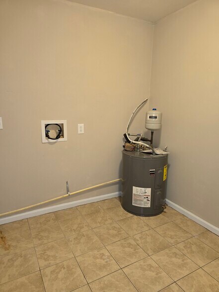 Building Photo - 830 E Lenoir St