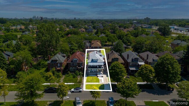 Building Photo - 3273 Cortland St