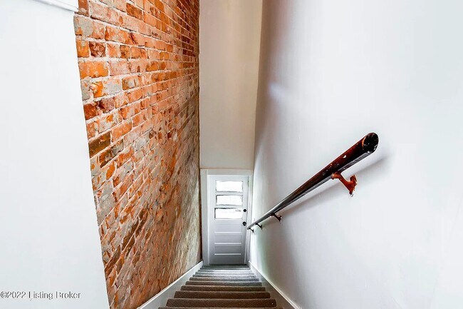 Building Photo - 2158 Sherwood Ave